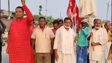 मधेपुरा: वक्फ संशोधन कानून के विरोध में बुधमा में एनएच 107 पर किया गया प्रदर्शन, पीएम मोदी का फूंका पुतला