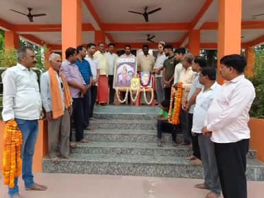 सुल्तानपुर: गोमती मित्रों ने देश के संविधान के रचयिताओं को समर्पित किया अपना श्रमदान