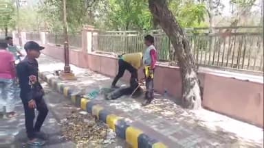 झांसी: मेडिकल रोड मैक्स हॉस्पिटल के सामने शराबी शख्स की दो लोगों ने जमकर की मारपीट, वीडियो हुआ वायरल