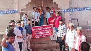 संविधान पर हो रहे हमलों के खिलाफ एकजुट होकर संघर्ष करने की ली शपथ
-इटावा में मनाई बाबा साहब डॉ. भीमराव अम्बेडकर की जयंती