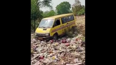 गाजीपुर:पुलिस के आरक्षी द्वारा गड्ढे/कीचड़ में फंसी स्कूली बच्चों से भरी स्कूल वैन को धक्का देकर बाहर निकाला गया।
#news