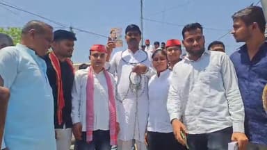 झांसी: कचहरी चौराहे पर सपा नेता ने बेड़ियां डालकर बाबा साहेब का संविधान बचाने का किया आवाहन