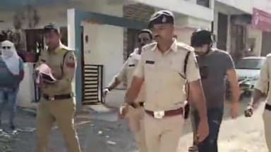 मंदसौर: मंदसौर पारख कॉलोनी में घर में हुई तोड़फोड़ मामले में चौथा आरोपी गिरफ्तार, पुलिस ने घटनास्थल पर ले जाया