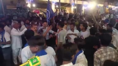 अलीगढ़: अंबेडकर जयंती रैली में लोग आपस में भिड़े, रैली में मौजूद लोगों के बीच चले लाठी-डंडे।
#aligarh #news