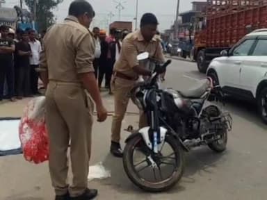 सहजनवा: सहजनवा थाना क्षेत्र में तहसील चौराहे के पास पिकअप की टक्कर से बाइक सवार युवक की मौके पर हुई मौत, दो लोग घायल