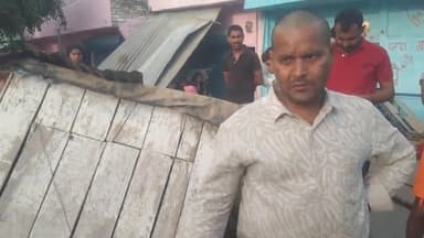 बलरामपुर ललिया थाना क्षेत्र के ललिया बाजार नई बस्ती में अनियंत्रित पीकप ने बेसहारा पशु को रौंदा चारपाई पर सो रही राधादेव