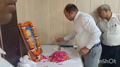 बलरामपुर: कलेक्ट्रेट में जिलाधिकारी ने बाबा साहब की जयंती पर उनके चित्र पर माल्यार्पण कर किया नमन
