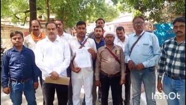 मिर्ज़ापुर: ग्रामीण पत्रकार एसोसिएशन ने पत्रकार पर हुए प्राणघातक हमले को लेकर कलेक्ट्रेट में प्रदर्शन कर डीएम को सौंपा ज्ञापन