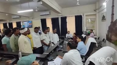 खकनार: पांगरी परियोजना से प्रभावित किसानों ने की 20 लाख रुपये प्रति हेक्टेयर मुआवजे की मांग, सौंपा ज्ञापन