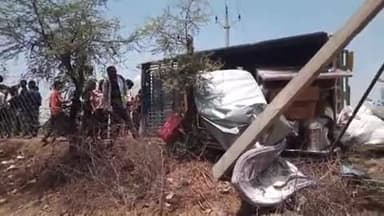 टीकमगढ़: सुखवाहा गांव में दहेज पिकअप पलटने से तीन लोग घायल, इलाज के लिए भेजा गया