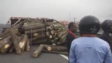 NH 57 फारबिसगंज रामपुर पुल पर आज सुबह ट्रक और ट्रैक्टर में जोरदार टक्कर जिसमें खलासी की मौत ।