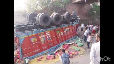 अरवल: बैदराबाद के पास दाल से भरी ट्रक पुल से नीचे गिरी, ड्राइवर और खलासी बाल-बाल बचे