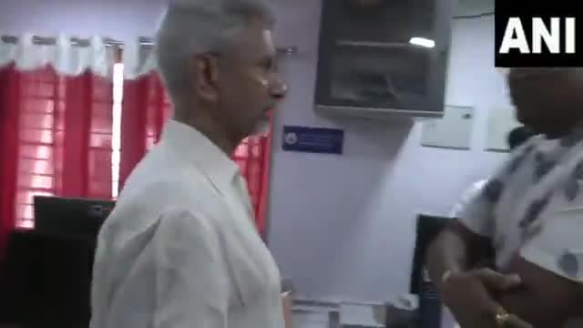 #Gujarat | External Affairs Minister Dr S Jaishankar visits Post Office Passport Seva Kendra at #Rajpipla in #Narmada