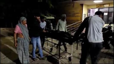 इटावा: लवेदी इलाक़े के बसैयाहार गांव में 11 हजार वोल्ट की बिजली लाइन की चपेट में आने से युवक जलकर घायल, इलाज जारी