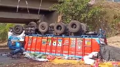 अरवल: अरवल में बड़ा सड़क हादसा: NH-139 पर पुल से ट्रक गिरा, प्रशासन रेस्क्यू में जुटा