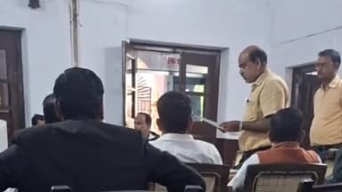 बहराइच: जिला बार एसोसिएशन सभागार में अधिवक्ता के निधन पर आयोजित शोकसभा में अधिवक्ताओं ने अर्पित की भावभीनी श्रद्धांजलि