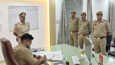 अमरोहा: अमरोहा के एसपी अमित कुमार आनंद ने पुलिसकर्मियों की बीट बुक को चेक कर सुधार करने के दिए निर्देश