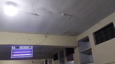 मंदसौर: जिला अस्पताल के वार्ड में पंखा गिरने से एक महिला और एक बच्चा हुआ घायल, वीडियो आया सामने