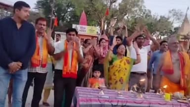 प्रयागराज: गंगा-यमुना के तटीय इलाकों में स्वच्छता एवं आरती के लिए तेलियरगंज के महावीर घाट पर गंगा आरती का हुआ शुभारंभ