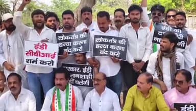 प्रयागराज: धरना स्थल पर कांग्रेस पार्टी के कार्यकर्ताओं ने हाथों में तख्तियां लेकर तत्कालीन सरकार और ED के खिलाफ किया जमकर प्रदर्शन