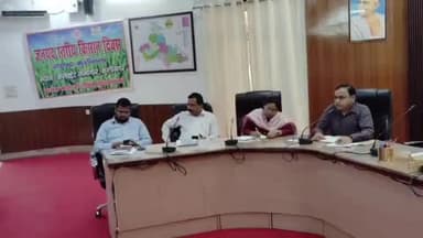 पडरौना: कुशीनगर कलेक्ट्रेट सभागार में किसान दिवस का आयोजन, किसानों की समस्याओं पर हुई चर्चाएं