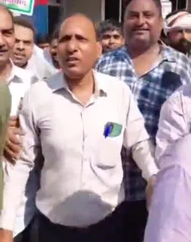 कानपुर: कांग्रेसियों ने सरकार के खिलाफ किया बड़ा प्रदर्शन, पुलिस ने उन्हें बीच रास्ते में रोका