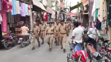 अमरोहा: अमरोहा नगर में कानून व्यवस्था का जायजा लेने सड़क पर पुलिस फोर्स के साथ उतरे एसपी अमित कुमार आनन्द