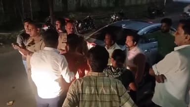 धनौरा: गजरौला बसंत होटल के पास रोडवेज बस ने ओवरटेक करते वक्त कार में मारी टक्कर, हंगामा हुआ, महिला बाल-बाल बची