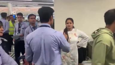 🛑लखनऊ:एयरपोर्ट पर भोपाल से लखनऊ पहुंचे यात्रियों ने किया हंगामा,समय पर लगेज न मिलने से यात्रियों में नाराजगी।
#news