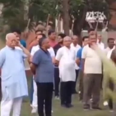 कानपुर: संघ प्रमुख मोहन भागवत ने कोयला नगर में पौड़ शाखा में स्वयंसेवकों के साथ की शाखा और व्यायाम