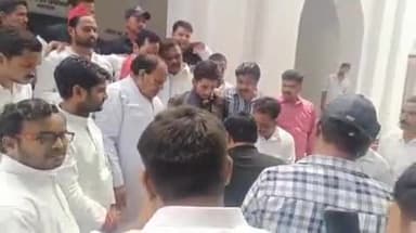 बहराइच: कलेक्ट्रेट पहुंचे समाजवादी पार्टी के पदाधिकारी व कार्यकर्ताओं ने 4 सूत्रीय मांगों को लेकर प्रशासन को सौंपा मांगपत्र