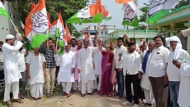 सुपौल: रेलवे स्टेशन चौक पर कांग्रेस कार्यकर्ताओं ने प्रधानमंत्री मोदी का पुतला फूंका, जमकर नारेबाजी की