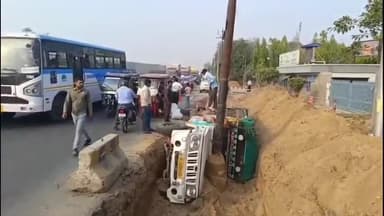 धनौरा: गजरौला हाईवे स्थित नाईपुरा में नाले में पलटी पिकअप, चालक हुआ घायल