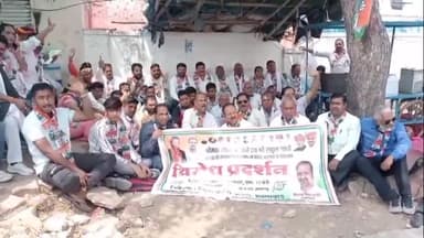 झालरापाटन: नेशनल हेराल्ड संपत्ति जब्त करने सहित अन्य मुद्दों को लेकर कांग्रेस नेताओं ने आयकर कार्यालय के बाहर किया प्रदर्शन