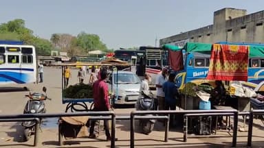 मंदसौर: नेहरू बस स्टैंड पर यात्री प्रतीक्षालय में बैठने वाली कुर्सियां टूटी, बंद पड़े पंखे चालू करने की मांग #jansamasya