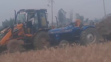 अमरोहा: गांव सलारपुर माफी में बिना अनुमति के चल रही जेसीबी खेतों से मिट्टी निकाल रही, लोगों ने वीडियो किया वायरल