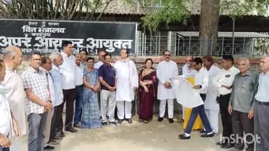 भीलवाड़ा: कांग्रेस कार्यकर्ताओं ने जिला कांग्रेस कमेटी के तत्वावधान में आयकर विभाग भवन के बाहर केंद्र सरकार के खिलाफ दिया धरना