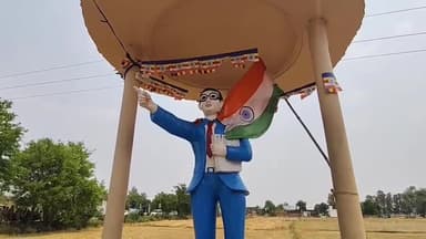 बस्ती: छितही नरसिंह में अराजक तत्वों ने बाबा साहब भीमराव अंबेडकर की प्रतिमा को क्षतिग्रस्त किया, धरने पर बैठे लोग