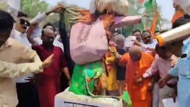 बरेली: डीएम कार्यालय पहुंचकर नाथनगरी सुरक्षा समूह के साथ कई हिंदू संगठनों ने पश्चिम बंगाल सरकार के खिलाफ किया प्रदर्शन