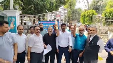 बरेली: बरेली ट्रेड यूनियंस फेडरेशन ने बिजली के निजीकरण के विरोध में डीएम कार्यालय पहुंचकर किया प्रदर्शन, सौंपा ज्ञापन