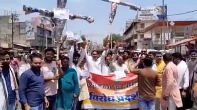 शिवपुरी नगर: नेशनल हेराल्ड घोटाले को लेकर भाजपा युवा मोर्चा के कार्यकर्ताओं ने माधव चौक पर राहुल गांधी का पुतला फूंका