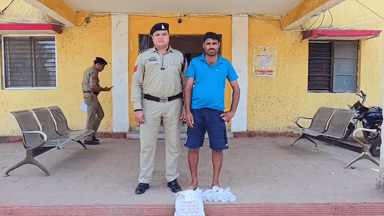 अकलतरा: नायकटांड से महुआ शराब की बिक्री करने वाले आरोपी को अकलतरा पुलिस ने किया गिरफ्तार, 7 लीटर महुआ शराब जब्त