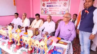 हथुआ: हथुआ के सरस्वती मिडिल स्कूल में दीक्षांत समारोह में पूर्व मंत्री ने छात्रों को सम्मानित किया