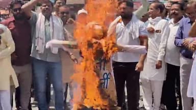 मंदसौर: पश्चिम बंगाल में हिंदुओं पर हो रहे अत्याचार के विरोध में विहिप व बजरंग दल ने गांधी चौराहे पर किया पुतला दहन, दिया ज्ञापन