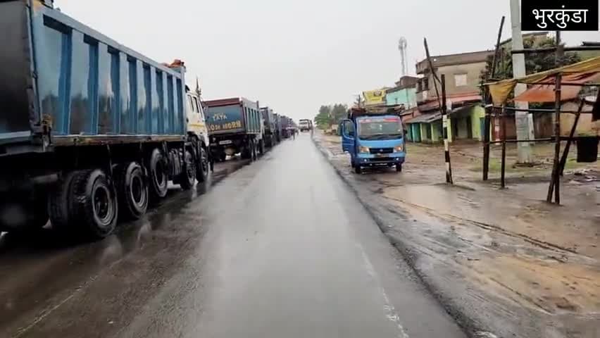 कल रात को हुआ था, रोड़ में एक्सीडेंट। आज भुरकुंडा पूरी तरह से जाम किया गया।