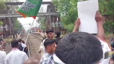 पटना ग्रामीण: नेशनल हेराल्ड केस में चार्जशीट के खिलाफ सचिवालय हॉल्ट स्थित रेल ट्रैक पर यूथ कांग्रेस के कार्यकर्ताओं ने किया प्रदर्शन