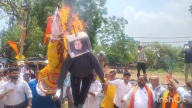दुर्ग: BJP युवा मोर्चा के कार्यकर्ताओं ने नेशनल हेराल्ड मामले में राहुल और सोनिया गांधी का कांग्रेस भवन के सामने किया पुतला दहन