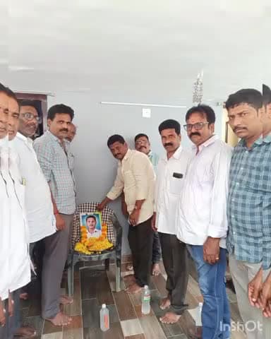 బాణాసంచా కర్మాగార పేలుడు ఘటనలో గాయపడి మృతి చెందిన జల్లూరు నాగరాజు కుటుంబానికి రూ. 15 లక్షల చెక్ అందజేసిన అధికారులు