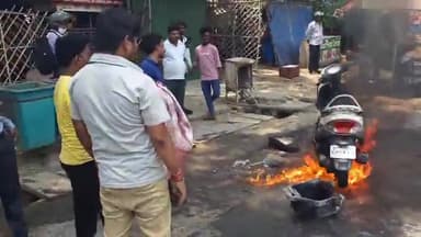 🛑प्रयागराज : संगम नगरी में चलती स्कूटी बनी आग का गोला,स्कूटी सवार ने कूदकर बचाई जान।
#prayagraj #news