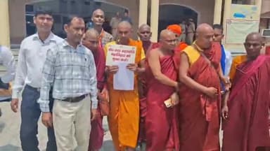 अमरोहा: अमरोहा कलेक्ट्रेट पहुंचे बौद्ध समाज के लोगों ने डीएम को सौंपा ज्ञापन, उठाई मांग